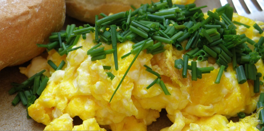 ovos-mexidos-de-hotel-cremoso-para-um-café-da-manhã-perfeito