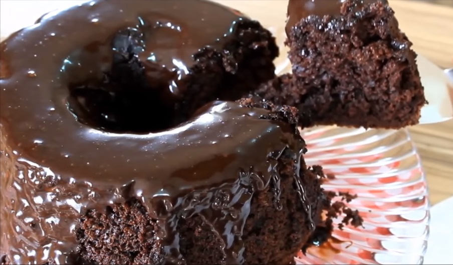 bolo-de-chocolate-molhadinho-delicioso-com-calda-de-brigadeiro