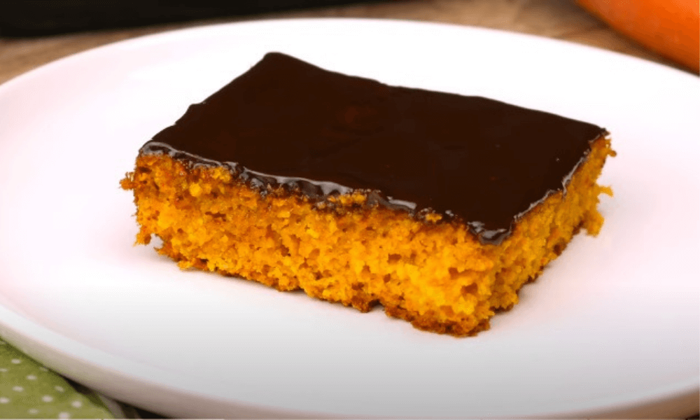 bolo-de-cenoura-sem-farinha-de-trigo-e-com-cobertura-de-chocolate