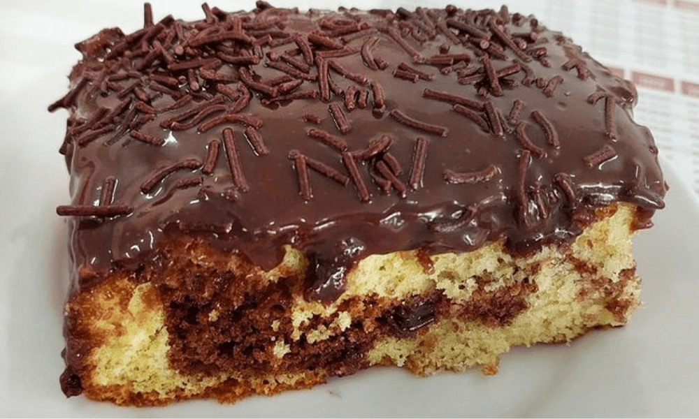 bolo-simples-fofinho-com-deliciosa-cobertura-de-chocolate-deixando-o-molhadinho