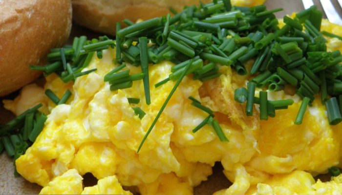 ovos-mexidos-de-hotel-cremoso-para-um-café-da-manhã-perfeito